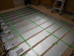 電気式床暖房の施工中